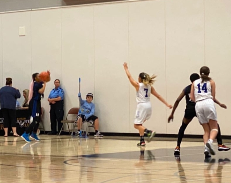 Huskies take down Lightning and advance to final